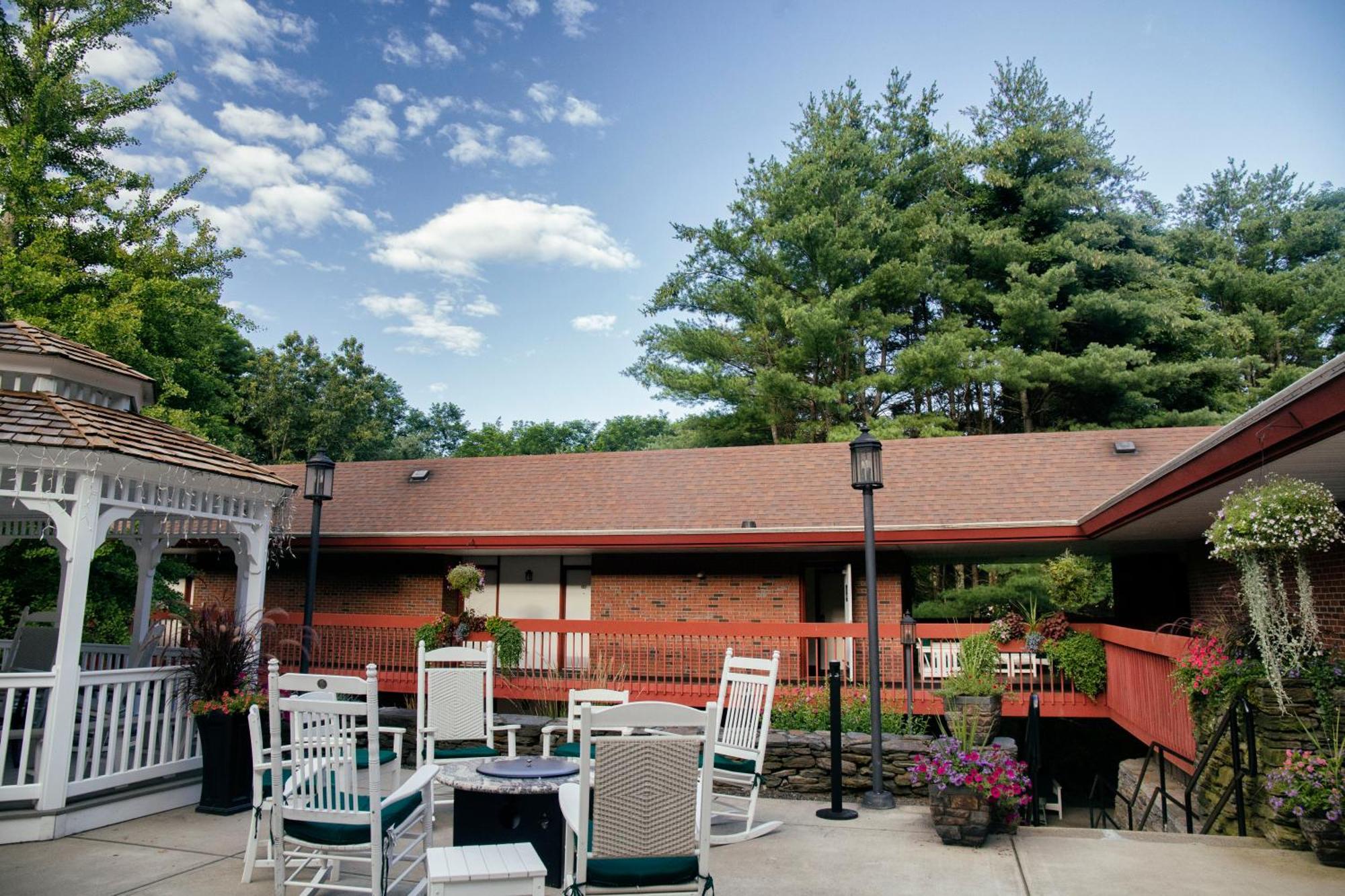 The Inn At Crumpin-Fox Bernardston Bagian luar foto