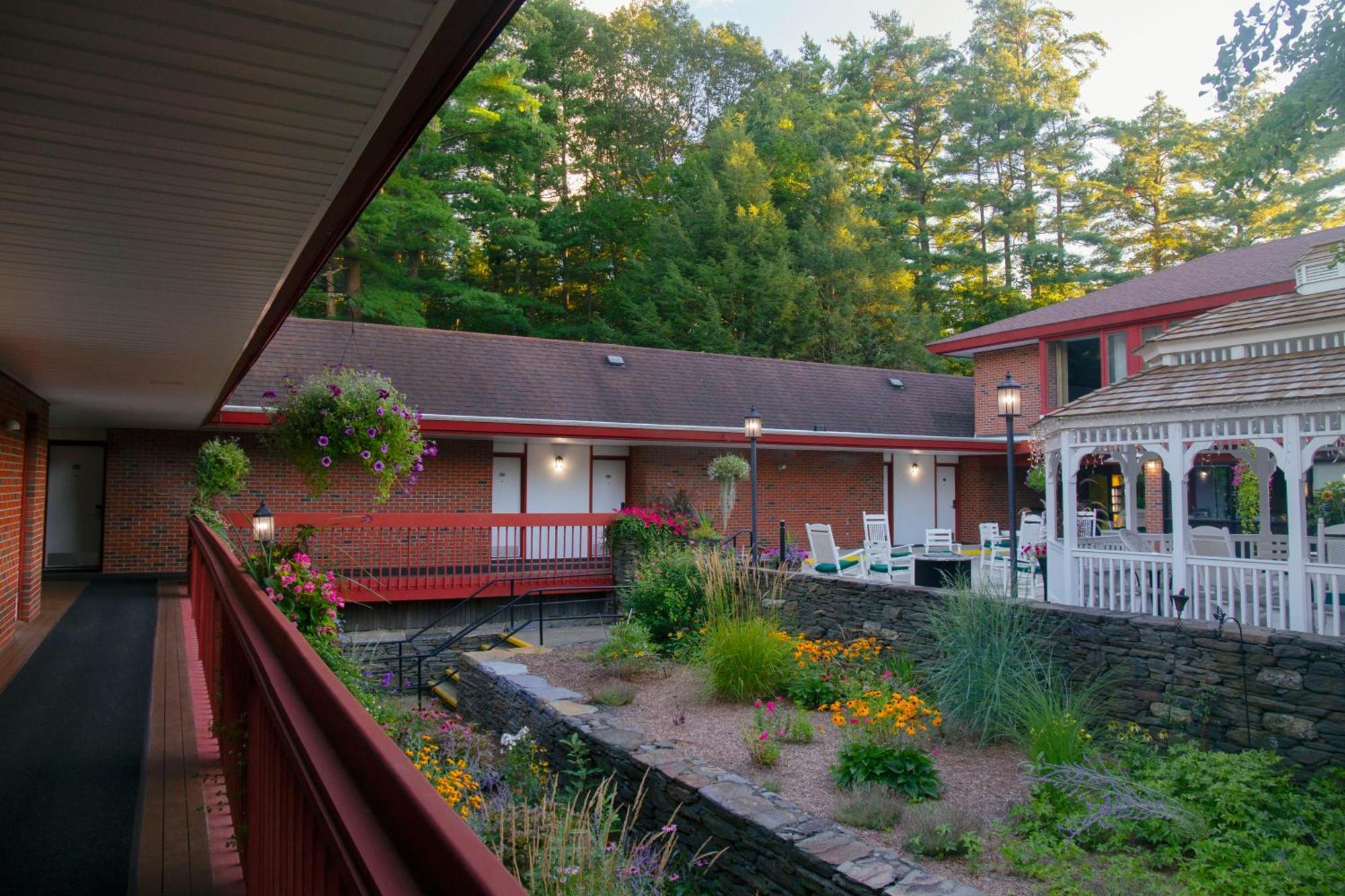 The Inn At Crumpin-Fox Bernardston Bagian luar foto